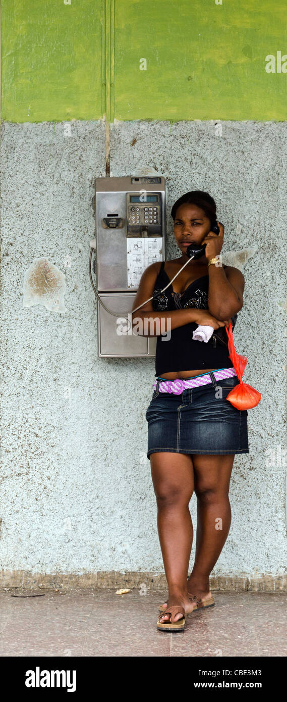 Ragazza utilizzando un telefono pubblico Guanabo Cuba Foto Stock