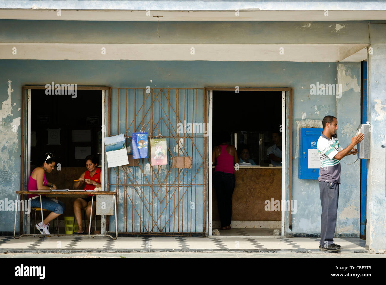 Uomo che utilizza un telefono pubblico Guanabo Cuba Foto Stock