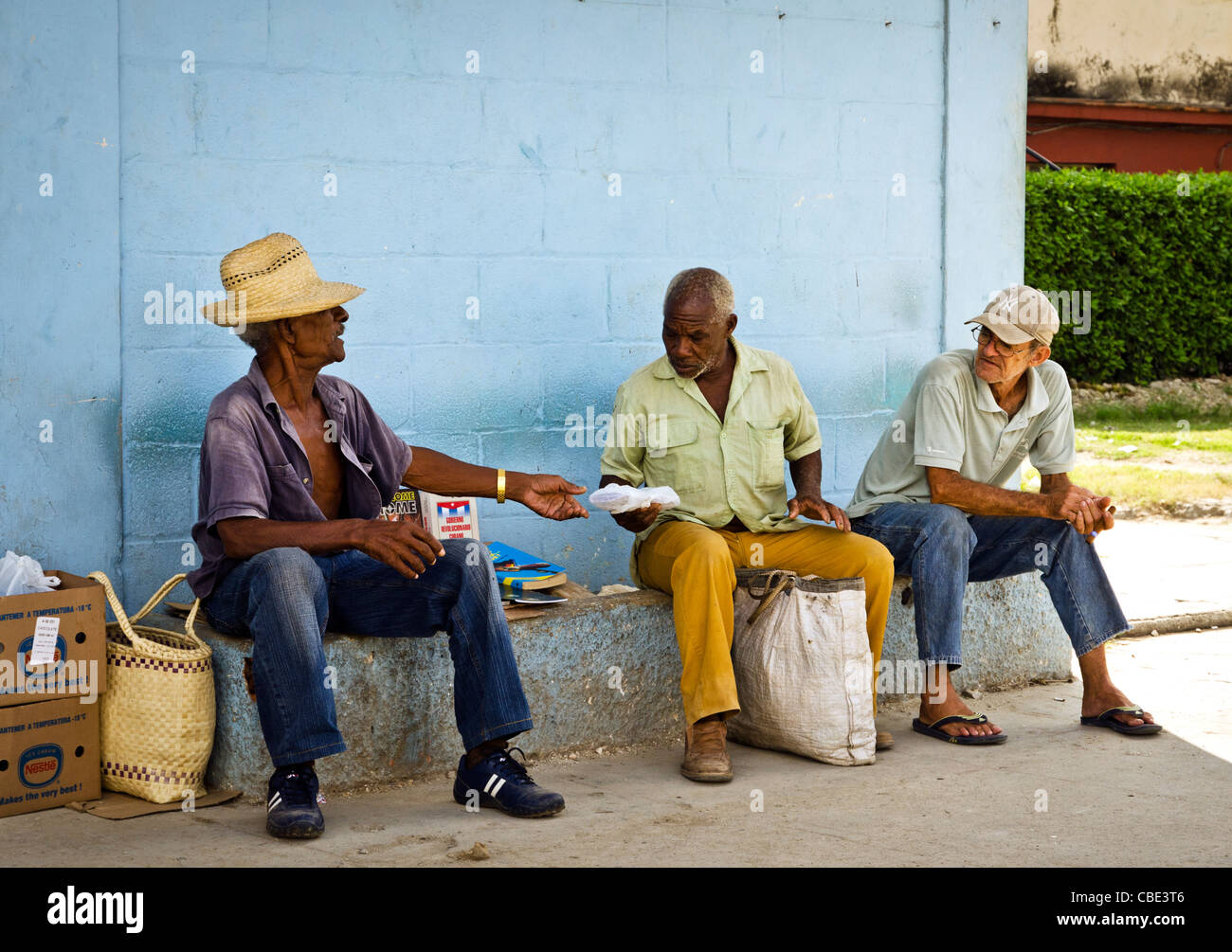 Gli uomini cubani parlando Guanabo Cuba Foto Stock