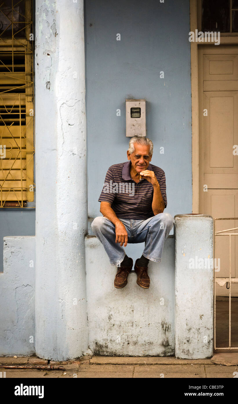 Uomo di fumare il sigaro al di fuori di casa sua Pinar del Rio Viñales Cuba Foto Stock