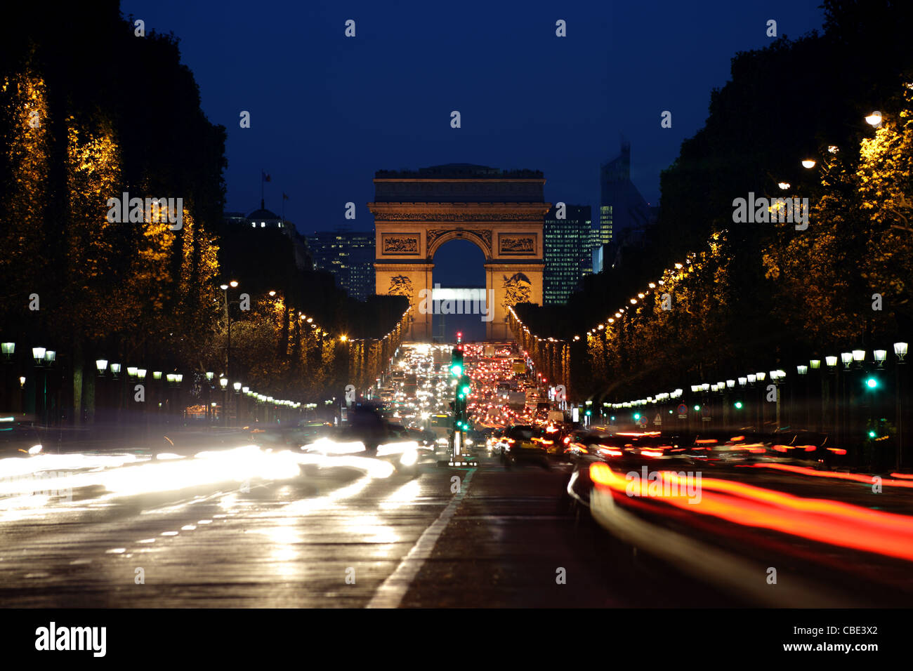 Arco di Trionfo e Champs Elysees Avenue di notte Foto Stock