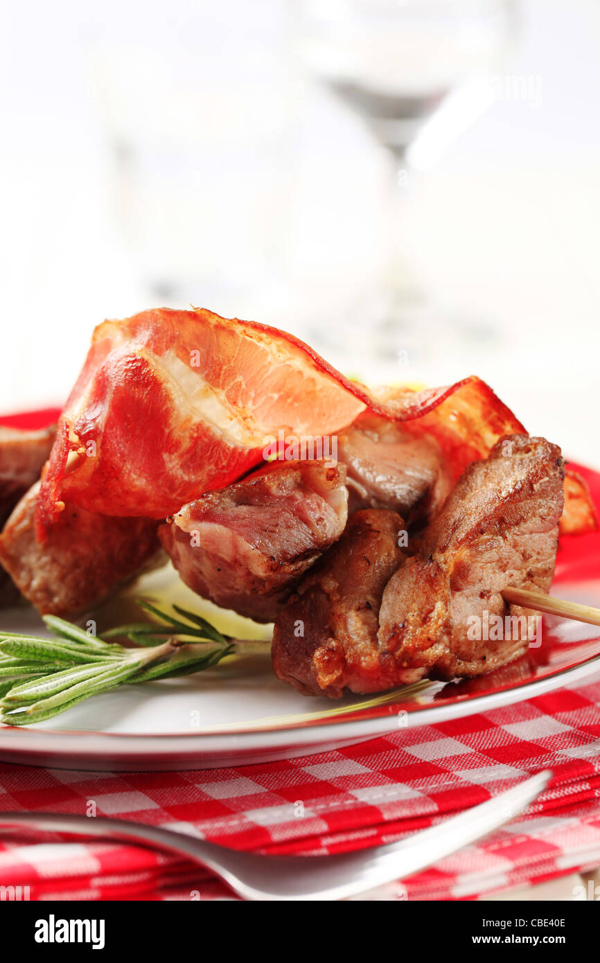 La carne di maiale shish kebab rasher e di pancetta affumicata Foto Stock