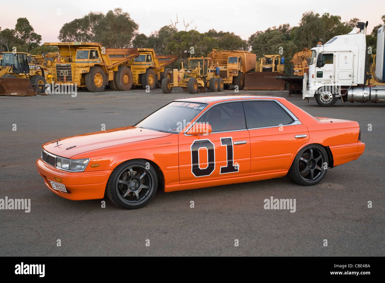 Fortemente modificati nipponica Nissan Laurel personalizzati per apparire come Duchi di Luci auto Foto Stock