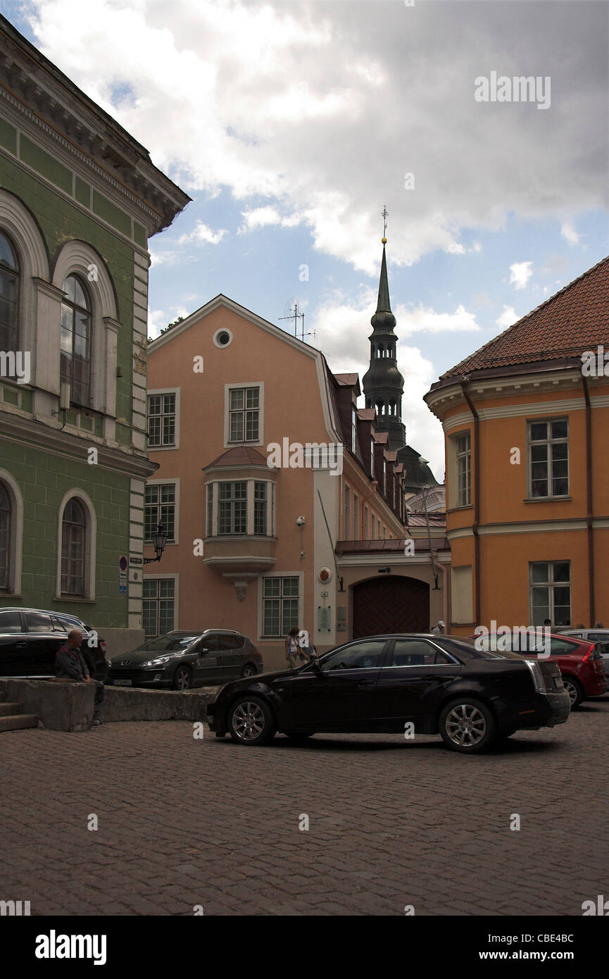 Edifici in una piazza in ciottoli, Toompea Hill, con la Chiesa di San Nicola guglia in background, la Città Vecchia di Tallinn, Estonia Foto Stock