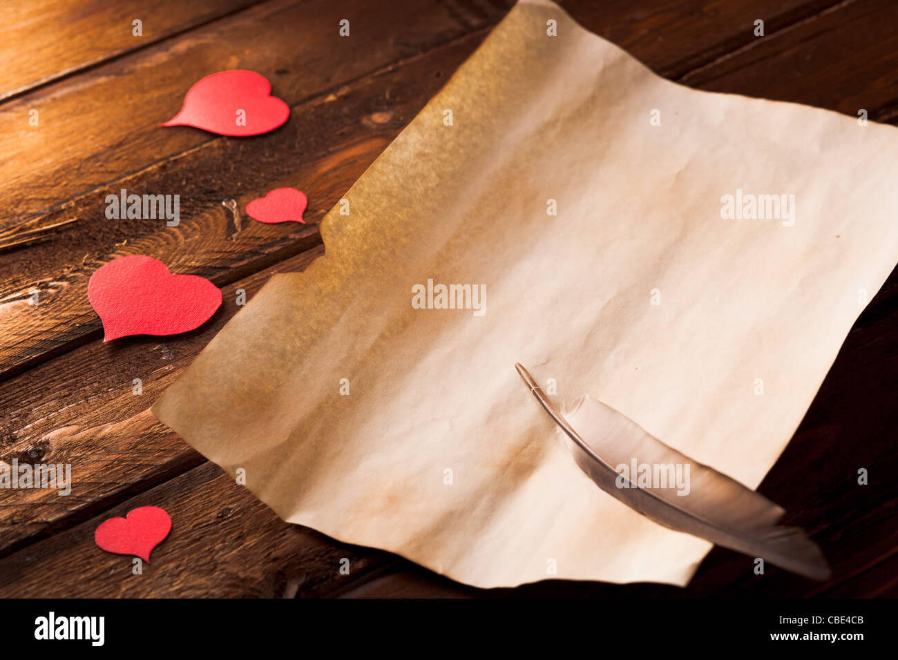 Blank Lettera d'amore su legno con cuori e piuma Foto Stock