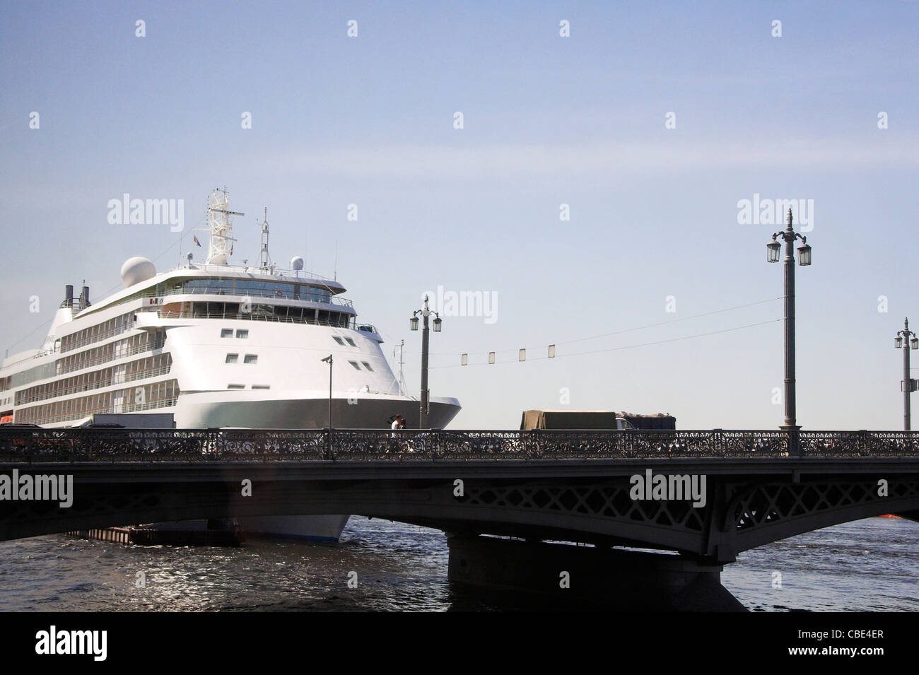 La nave di crociera e Blagoveschensky ponte, sul fiume Neva, San Pietroburgo, Russia Foto Stock