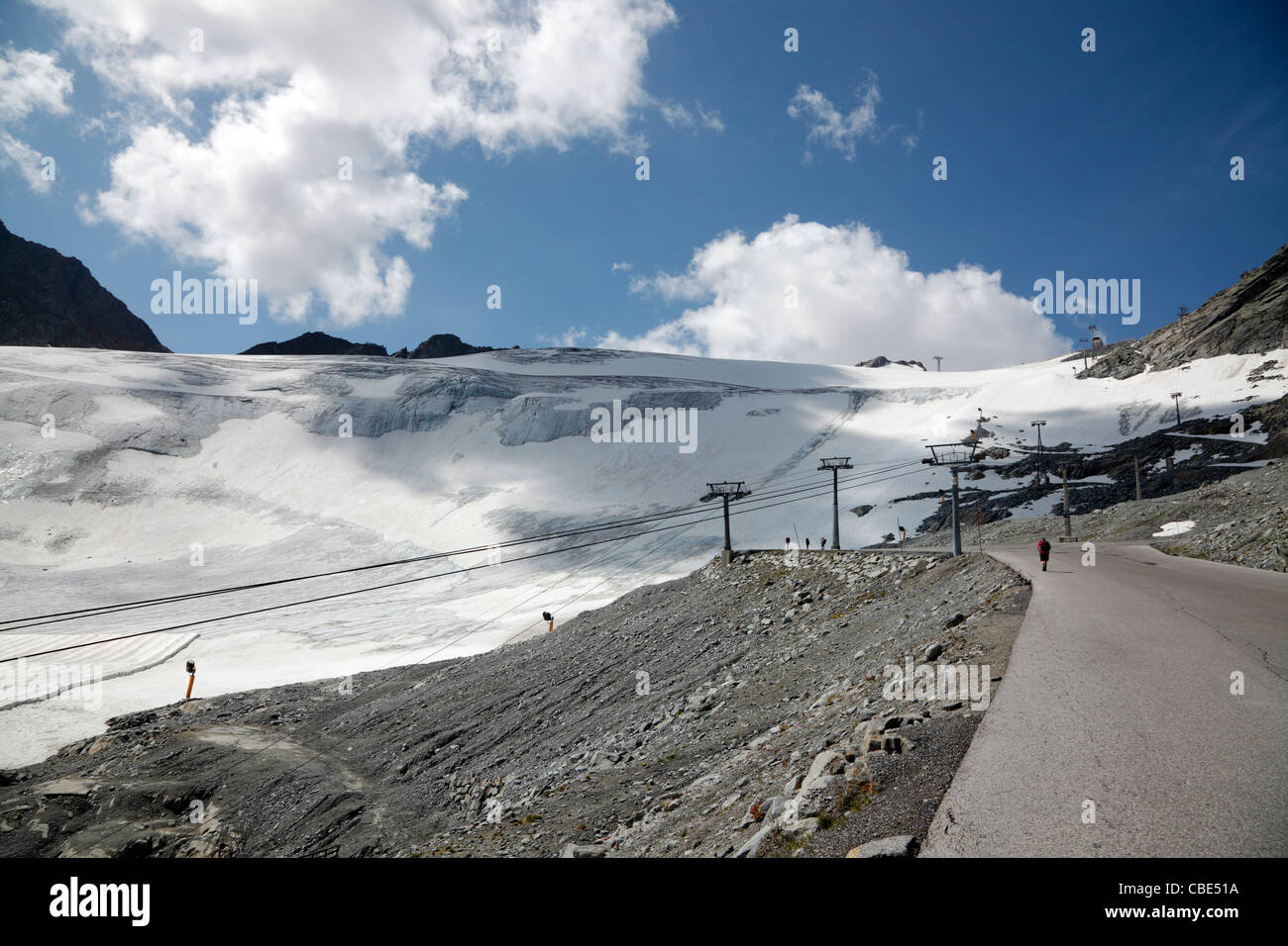 Il ghiacciaio Rettenbach a Sölden, Tirolo, Austria, su una soleggiata giornata estiva nel mese di luglio con le nuvole. Ski lift e strada. Foto Stock