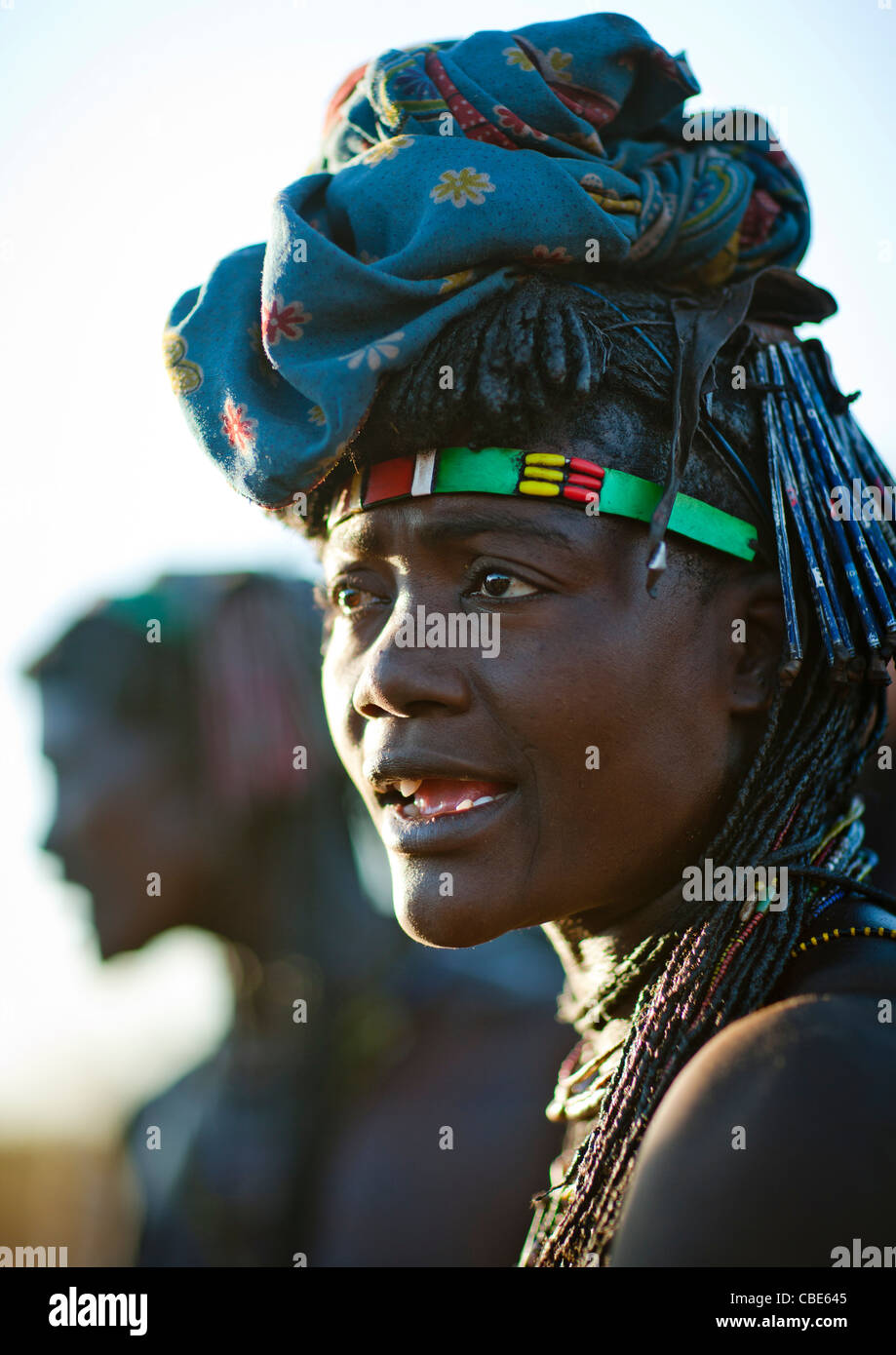 Mucawana donna con capelli fatti di materiali di scarto, villaggio di Oncocua, Angola Foto Stock