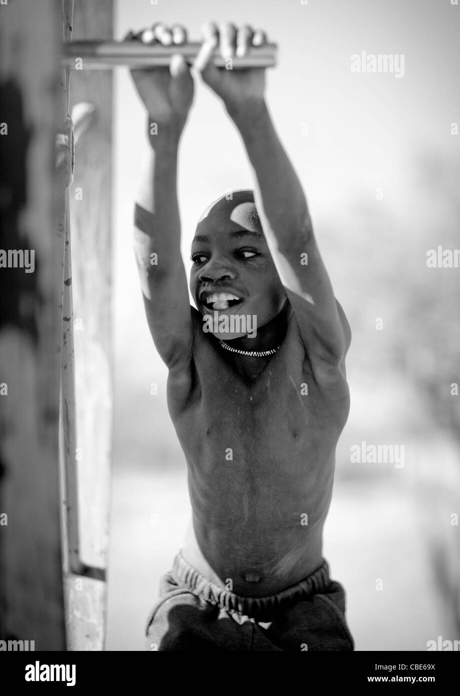 Mucawana facendo il Chore di recupero acqua, villaggio di Oncocua, Angola Foto Stock