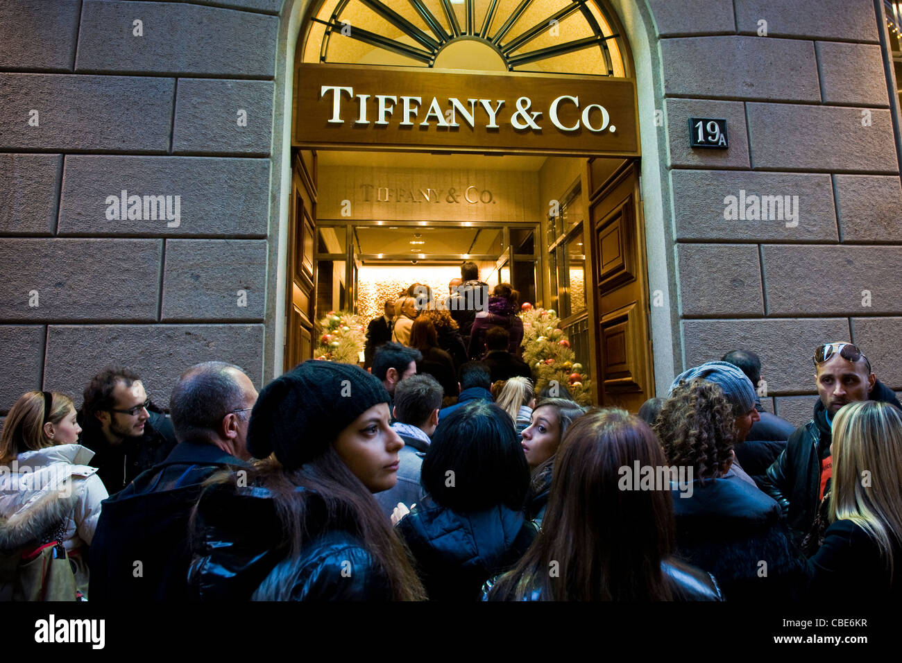 Tiffany & Co. di gioielli, Via Montenapoleone, il tempo di natale, Milano,  Italia Foto stock - Alamy