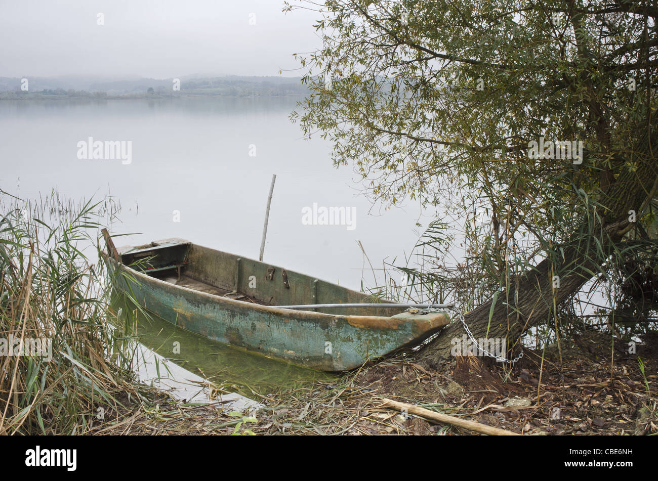 Piccola barca da pesca sulle sponde del lago di Chiusi, Toscana, Italia. Foto Stock