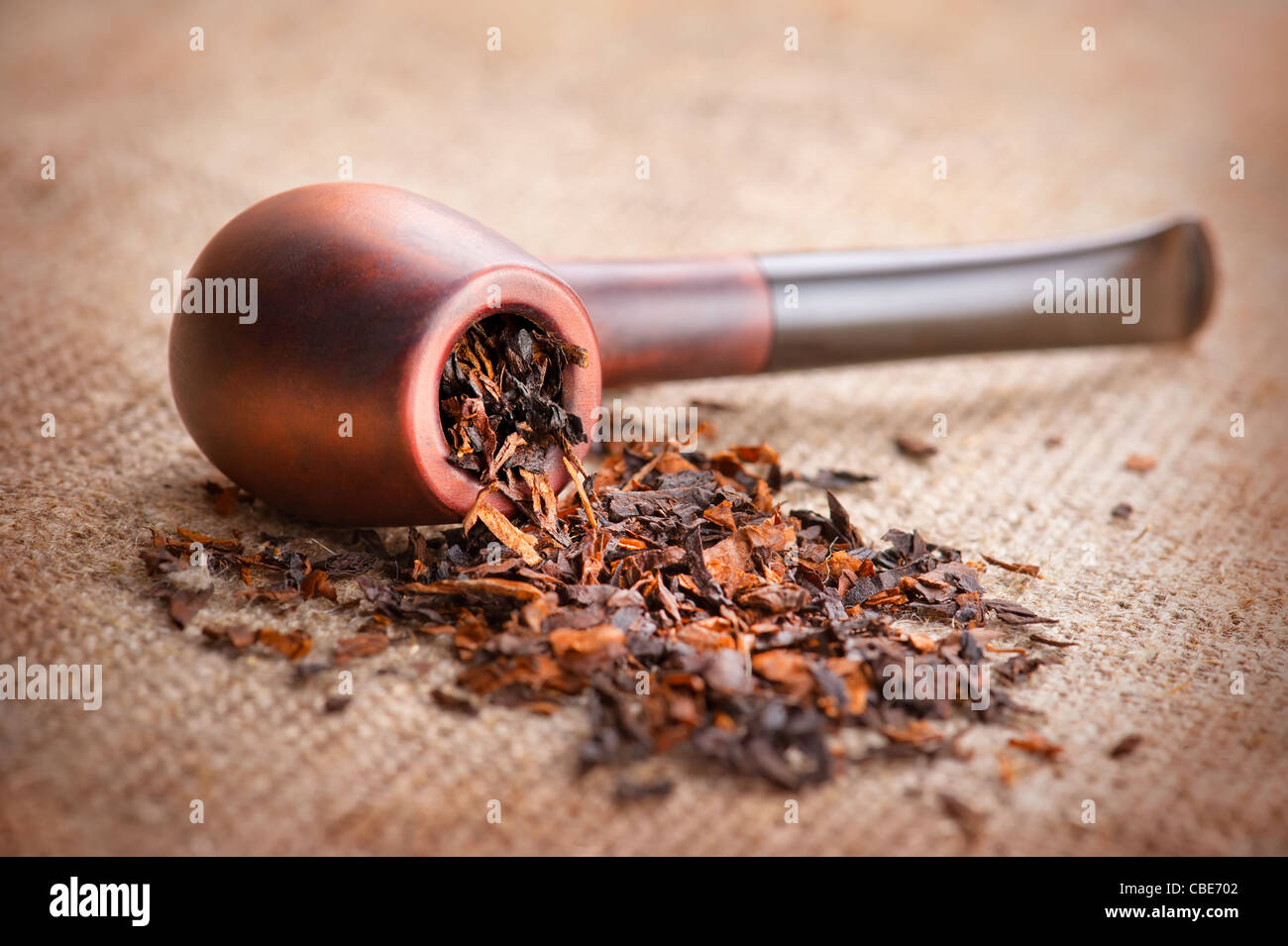 Tubo di fumo e tabacco sulla tela di lino sfondo Foto Stock