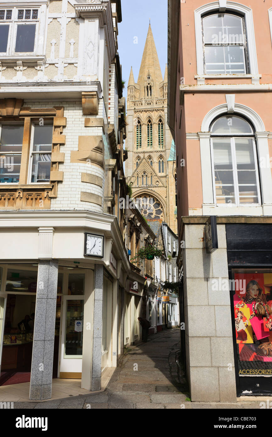 Truro, Cornwall, Inghilterra, Regno Unito. Strada stretta che conduce alla cattedrale nel centro della città Foto Stock