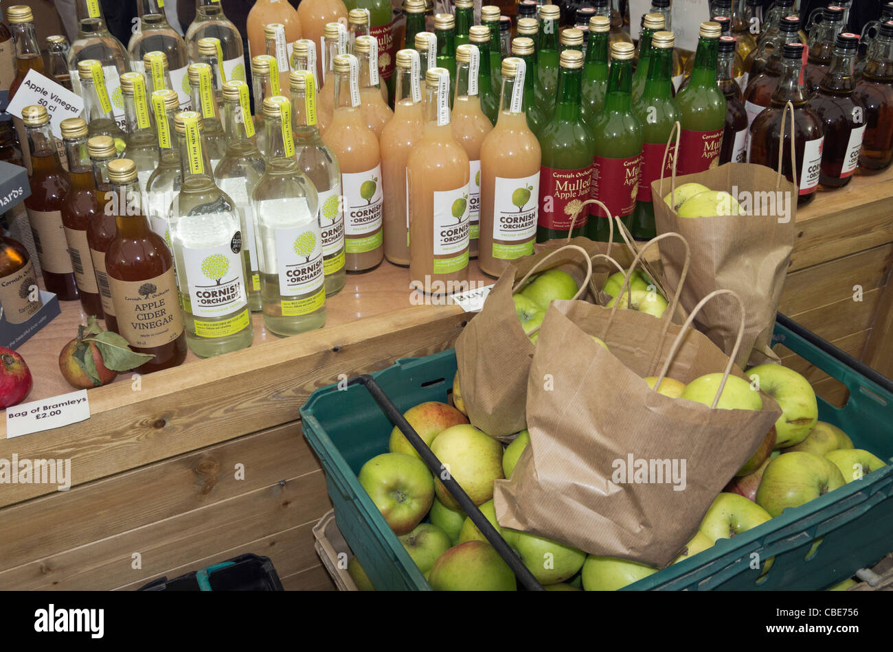 Truro, Inghilterra, Regno Unito. Mele e prodotta localmente bevande Apple in vendita presso la Cornovaglia Food and Drink Festival Foto Stock