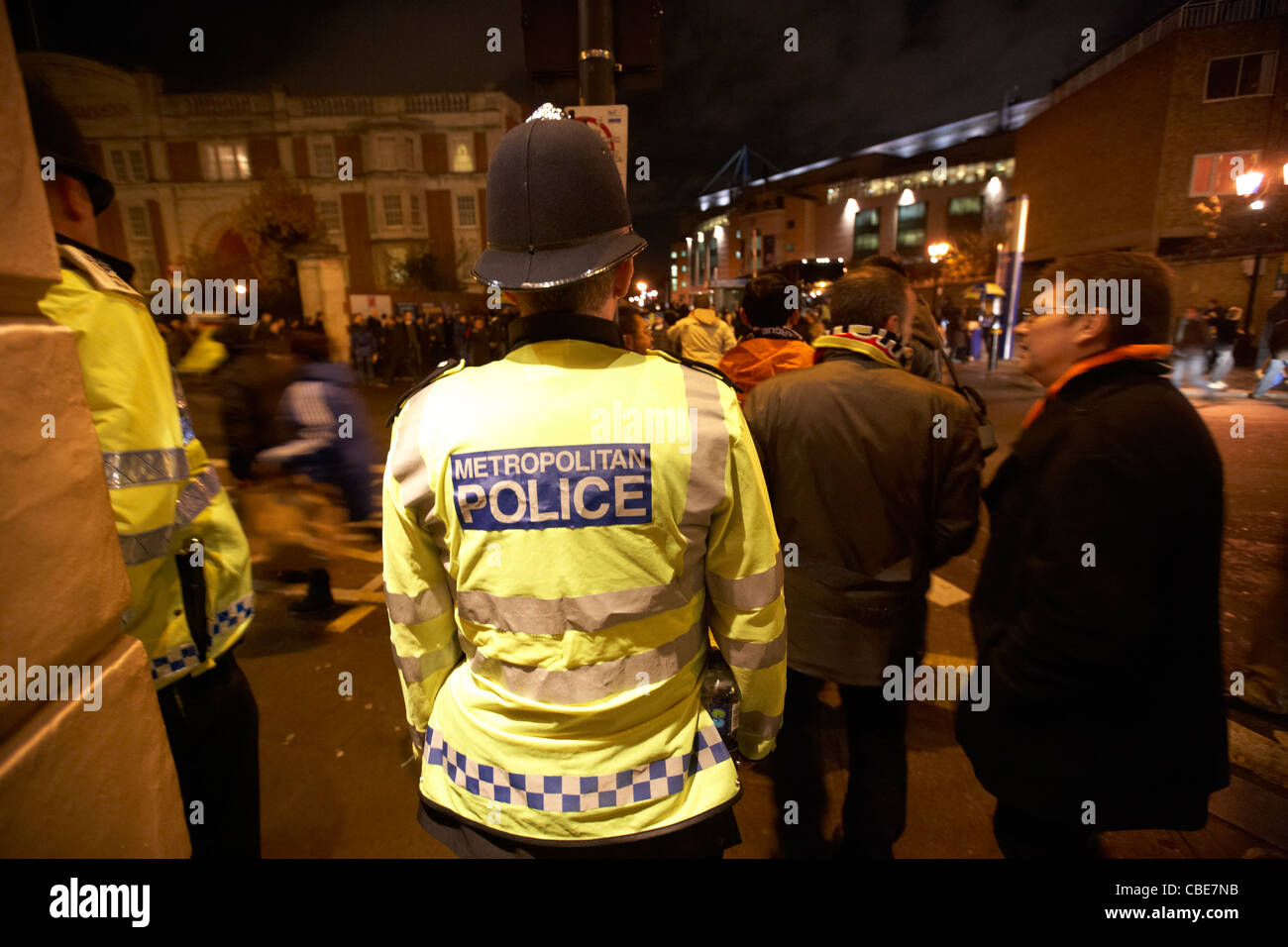 La metropolitan police officer in servizio al di fuori del Chelsea Football Stadium di notte Londra Inghilterra Regno Unito Regno Unito Foto Stock