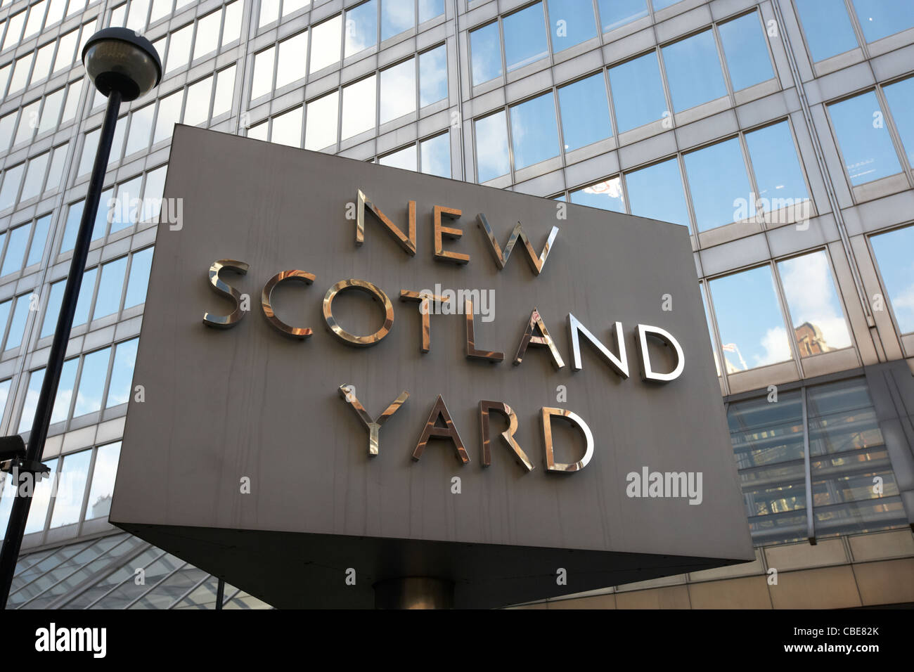 La Metropolitan Police headquarters New Scotland Yard Londra Inghilterra Regno Unito Regno Unito Foto Stock
