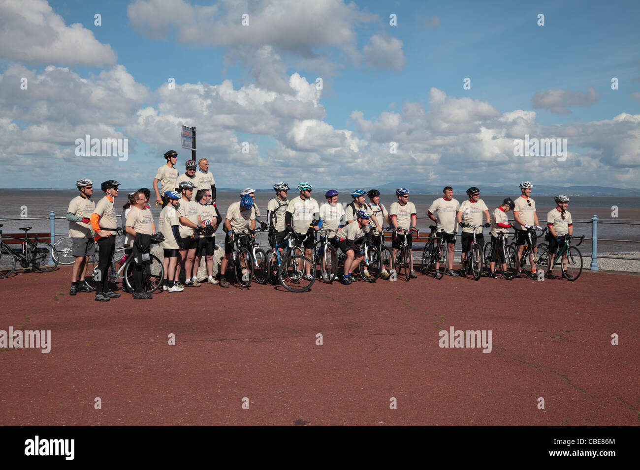 Un gruppo di ciclisti associati con 'guida per degli eroi che posano per una foto. Foto Stock