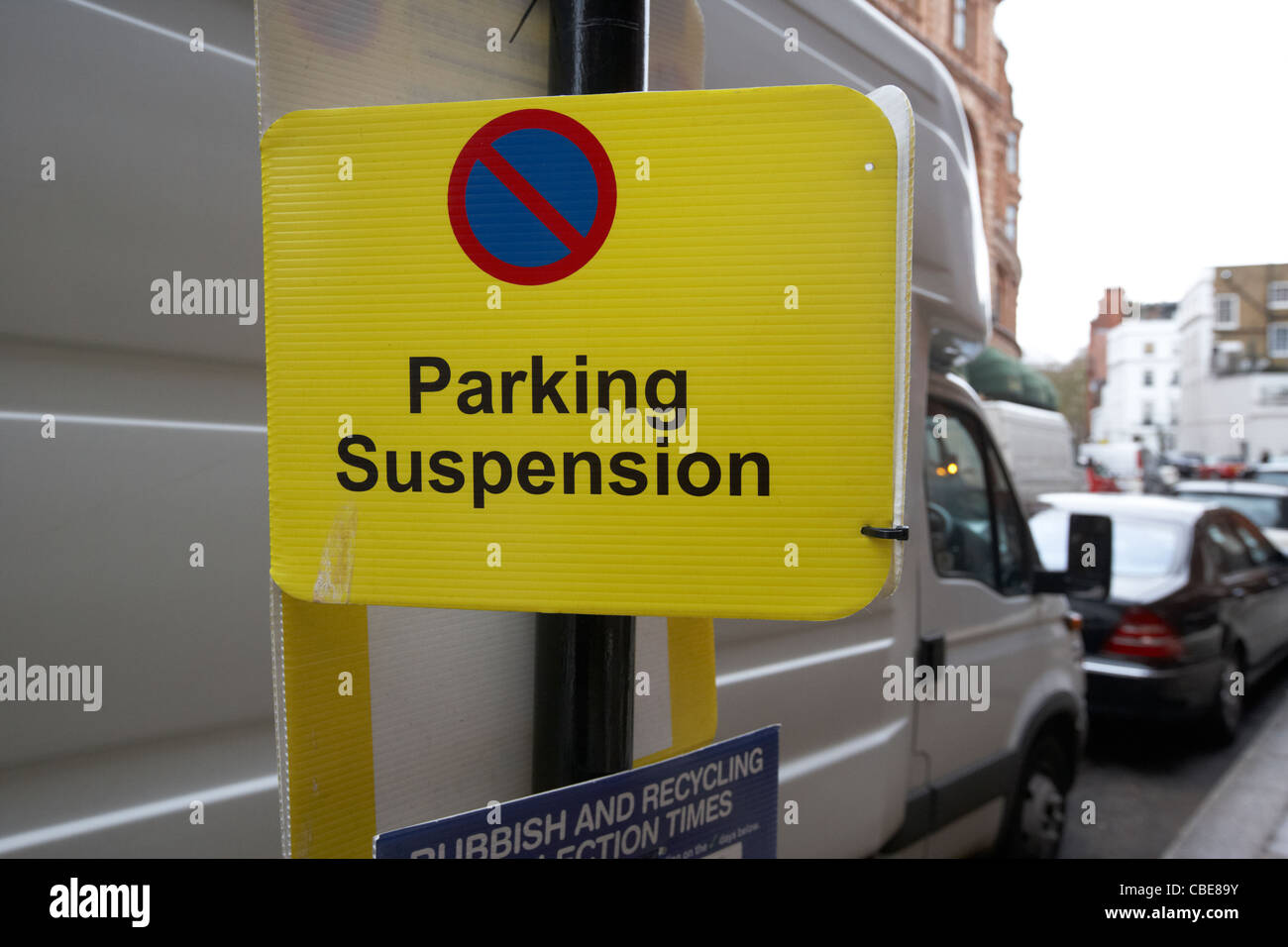 City of Westminster parcheggio segno di sospensione in Knightsbridge Londra Inghilterra Regno Unito Regno Unito Foto Stock