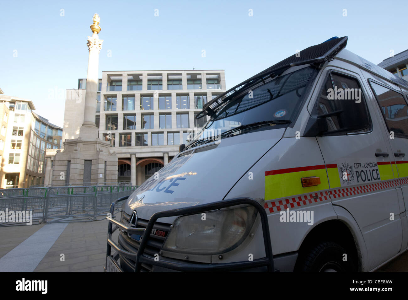City of London Police può veicolo parcheggiato al di fuori del London Stock Exchange di Paternoster square a causa delle dimostrazioni Foto Stock