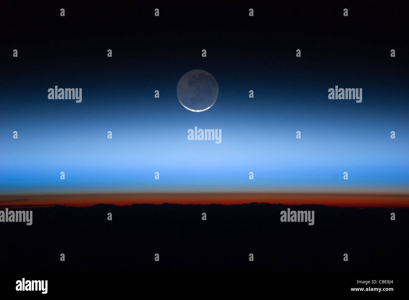Luna vista attraverso l'atmosfera della terra. Foto Stock
