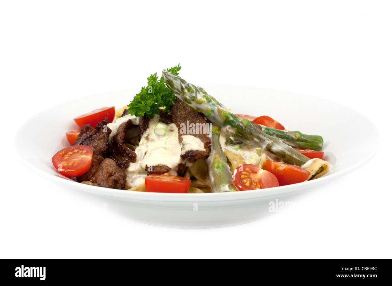 Pasta integrale con verdure e salsa di crema Foto Stock