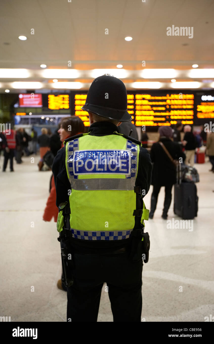 British transport police officer a kings cross rail station Londra Inghilterra Regno Unito Regno Unito Foto Stock