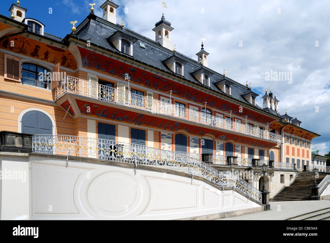 Il castello di Pillnitz di Dresda con l'acqua palais sul lato terra dell'Elba. Foto Stock