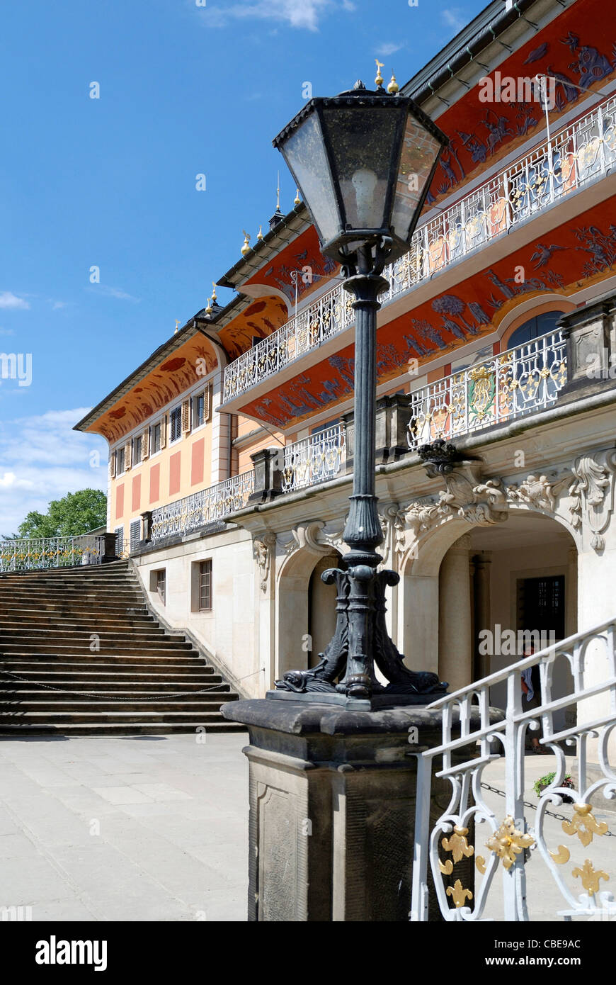 Il castello di Pillnitz di Dresda con l'acqua palais sul lato terra dell'Elba. Foto Stock