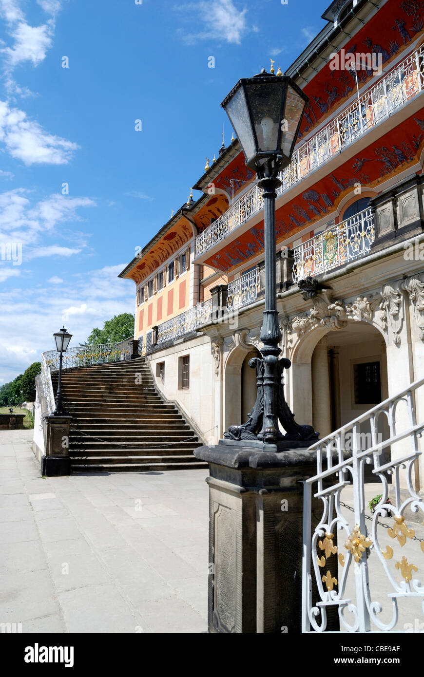 Il castello di Pillnitz di Dresda con l'acqua palais sul lato terra dell'Elba. Foto Stock