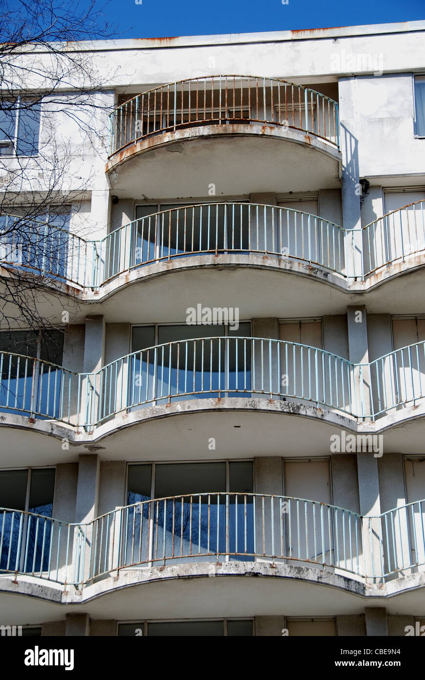 La frantumazione balconi dell'ora demolita Guild Inn hotel complesso nella città di Toronto Foto Stock