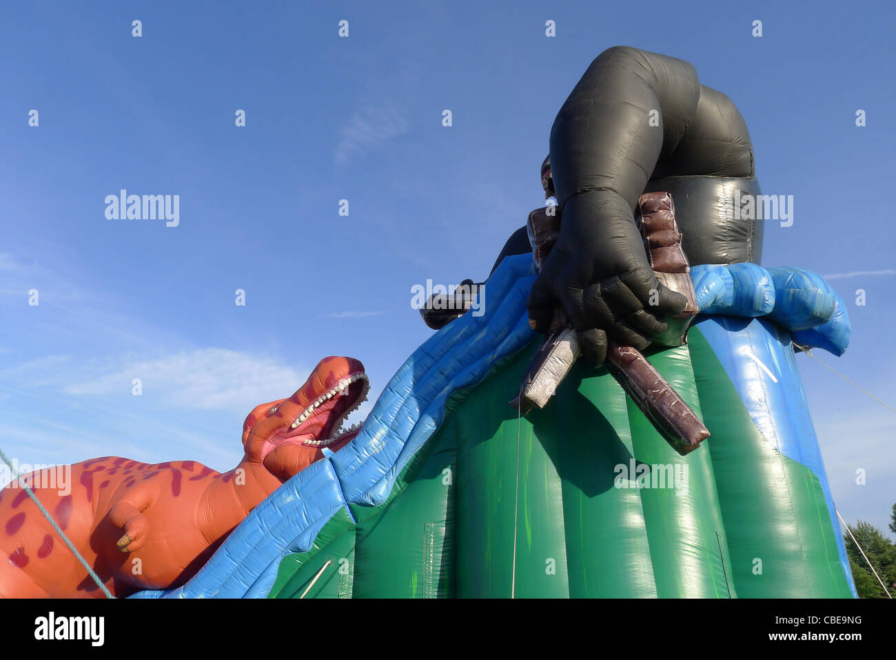 Animale gonfiabile a tema diapositiva bounce impostato per i divertimenti per i bambini a una fiera Foto Stock