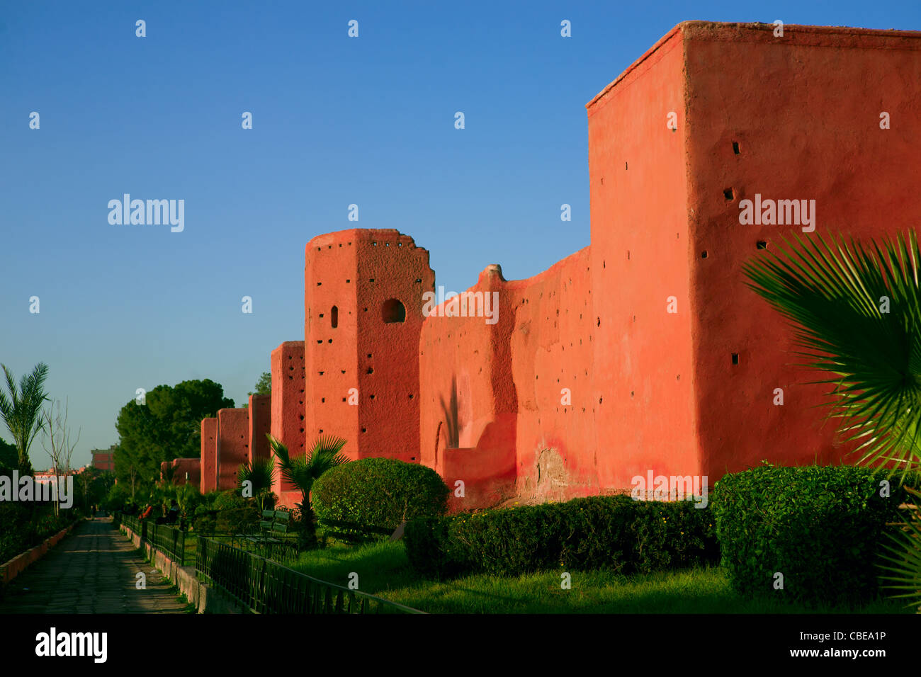 Mura antiche della città di Marrakech su sunset Foto Stock
