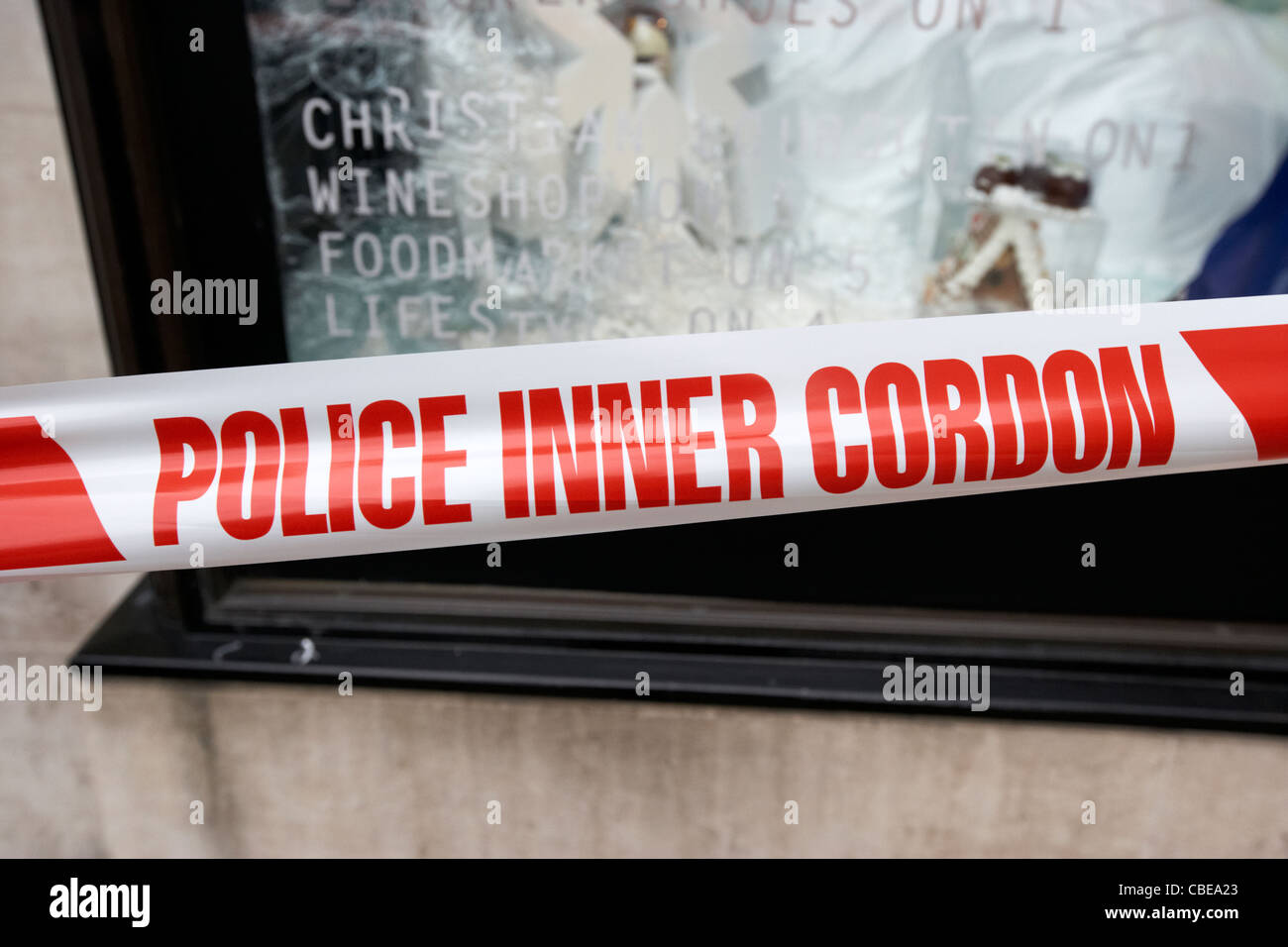 La polizia di cordone interno nastro di avvertenza incidente a Londra England Regno Unito Regno Unito Foto Stock