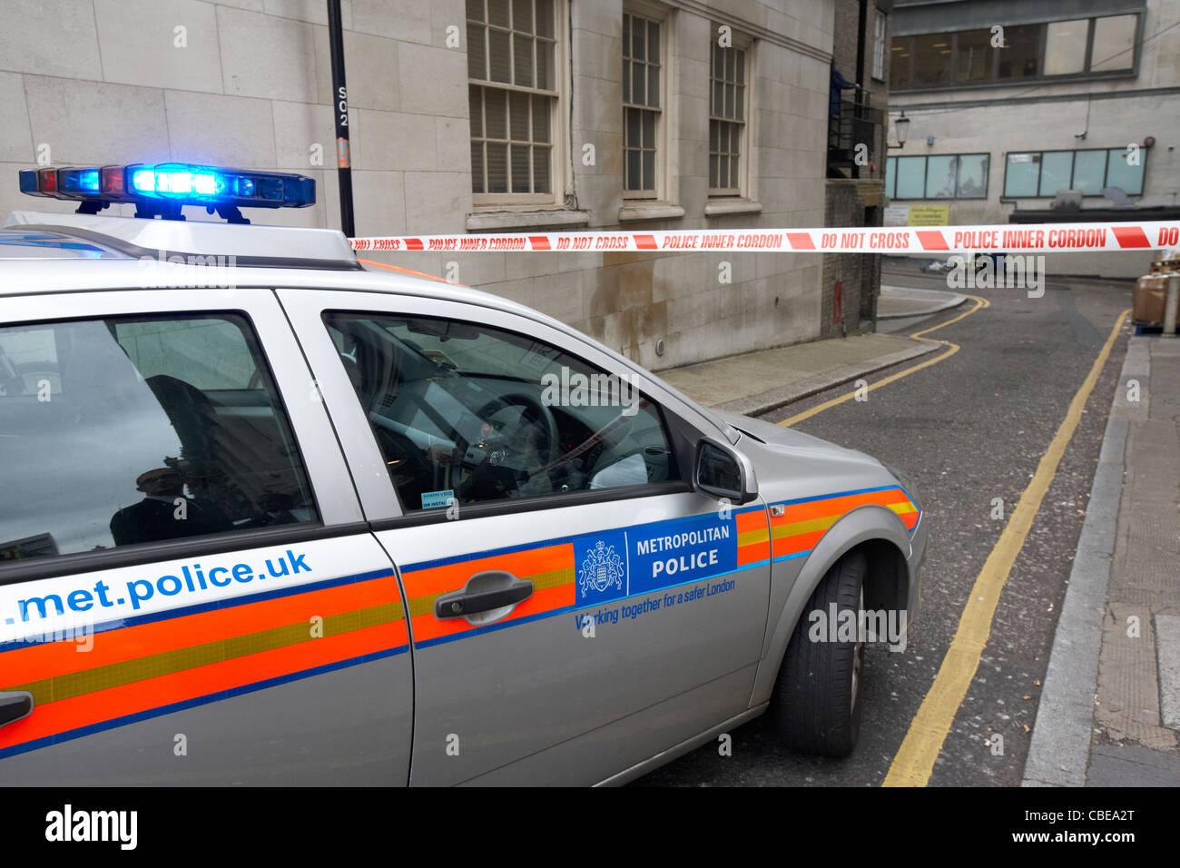 La Metropolitan Police squad automobile con la polizia cordone interno non cross Nastro di avvertenza incidente a Londra England Regno Unito Regno Unito Foto Stock