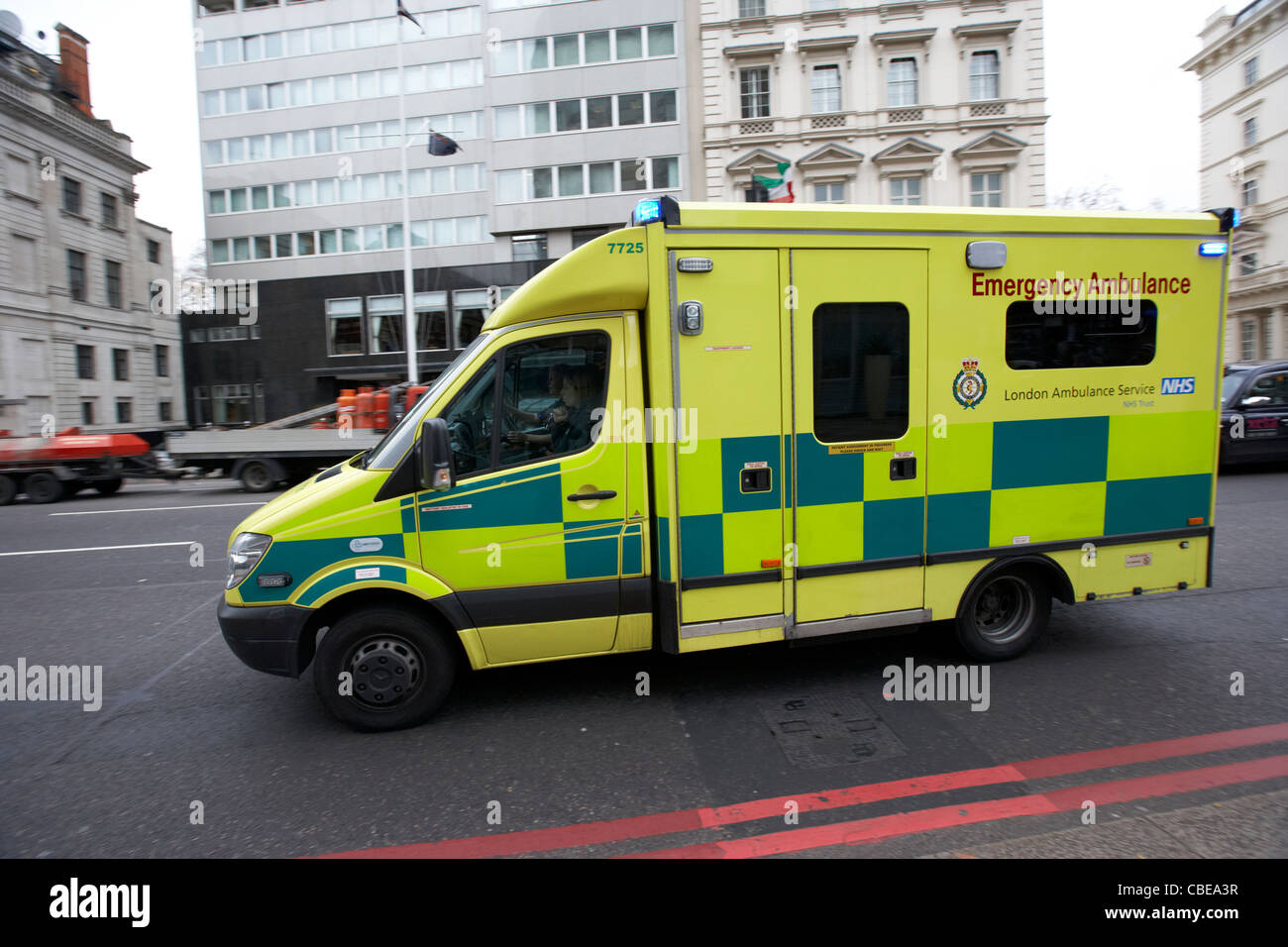 Nhs london servizio ambulanza veicolo accelerando attraverso strade su chiamata fuori Londra Inghilterra Regno Unito Regno Unito Foto Stock