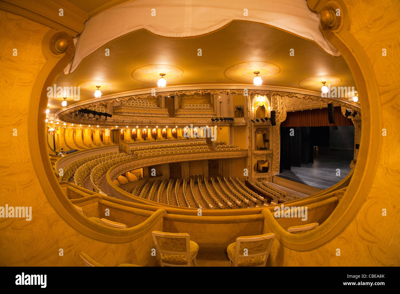 Una vista interna della Vichy opera house (stile Liberty). Francia Vue interna de l'opéra de Vichy (Palais des Congrès). Foto Stock