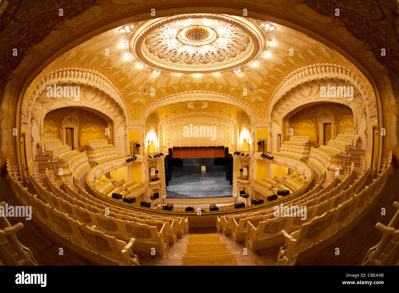 Una vista interna della Vichy opera house (stile Liberty). Francia Vue interna de l'opéra de Vichy (Palais des Congrès). Foto Stock