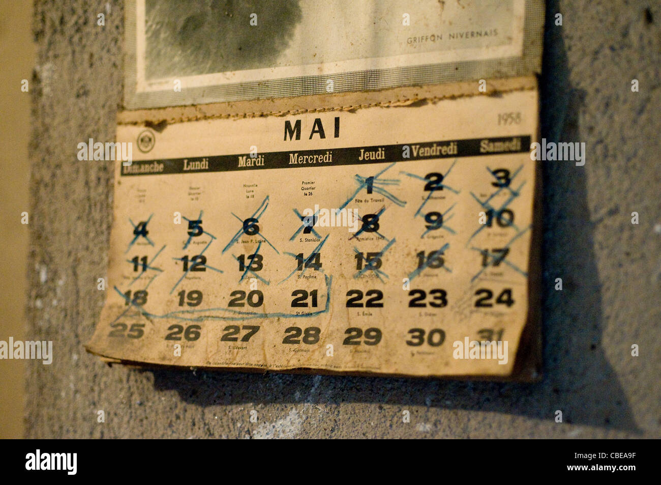 Calendario francese dal 1958 appeso alla parete di casa nel sud della Francia pagina visualizzata è il mese di maggio Foto Stock