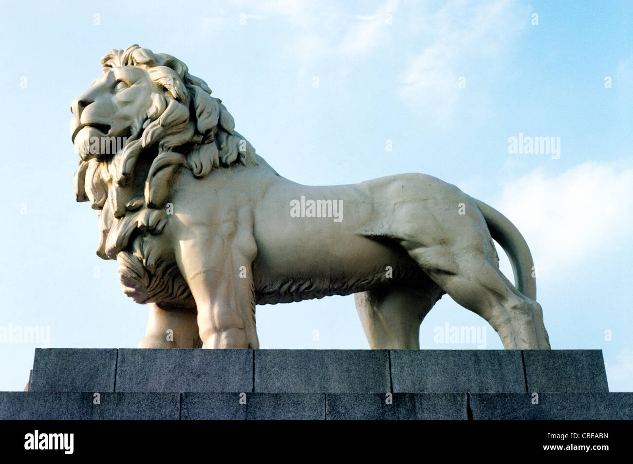 Leone di pietra Coade, Westminster Bridge, Londra Albert Embankment Inghilterra Inglese Regno Unito scultura sculture Lions Foto Stock