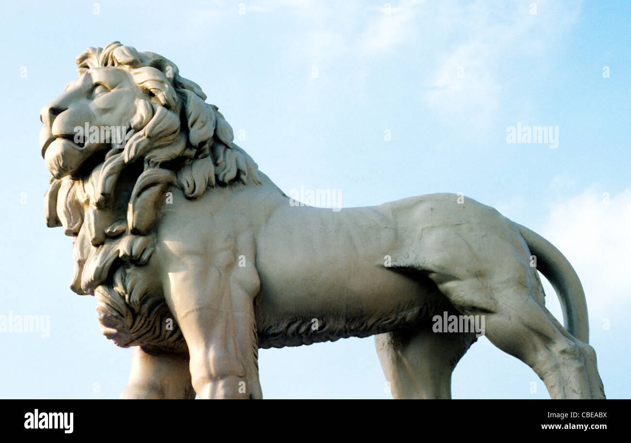Leone di pietra Coade, Westminster Bridge, Londra, Albert Embankment Inghilterra Inglese Regno Unito scultura sculture Lions Foto Stock