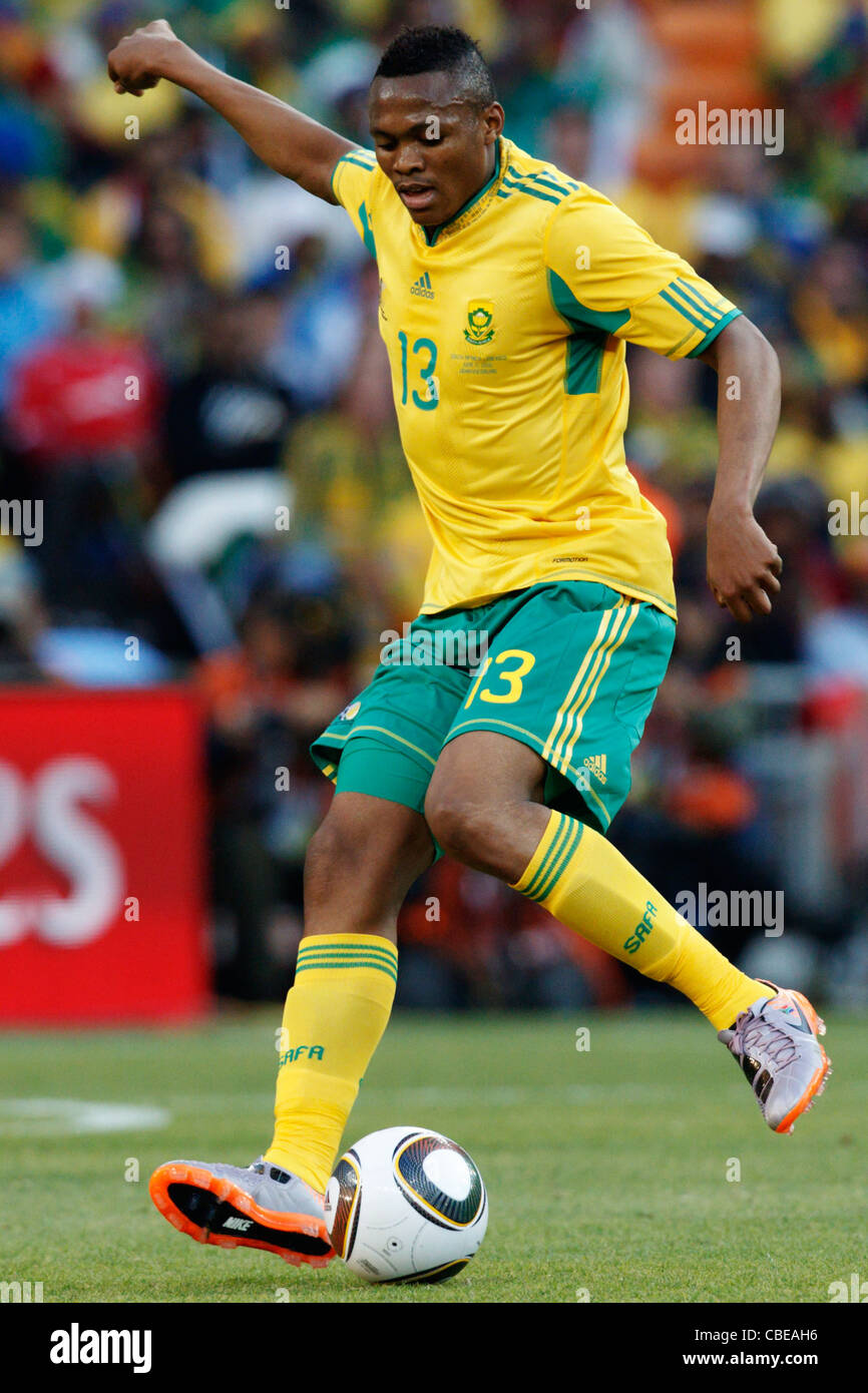 Kagisho Dikgacoi del Sud Africa in azione durante la partita di apertura della Coppa del Mondo 2010 contro il Messico al Soccer City Stadium. Foto Stock