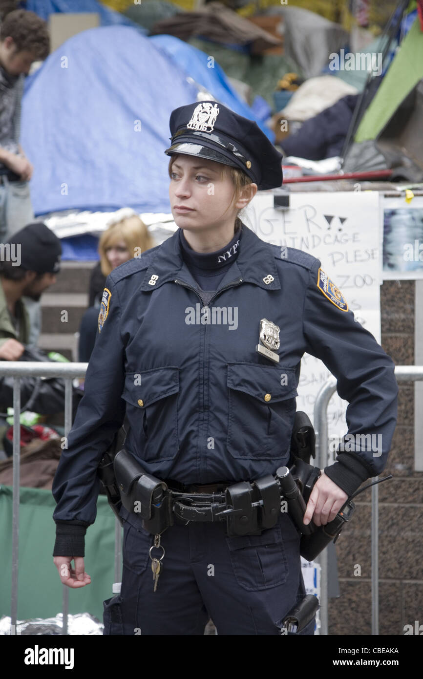 Femmina di NYPD officer assegnato all'occupare Wall Street encampment. Foto Stock