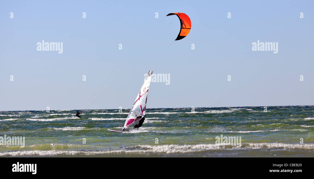 Il Kite e andare in barca a vela off di Prato Ovest sulla spiaggia di Long Island Sound Stony Brook NY Foto Stock