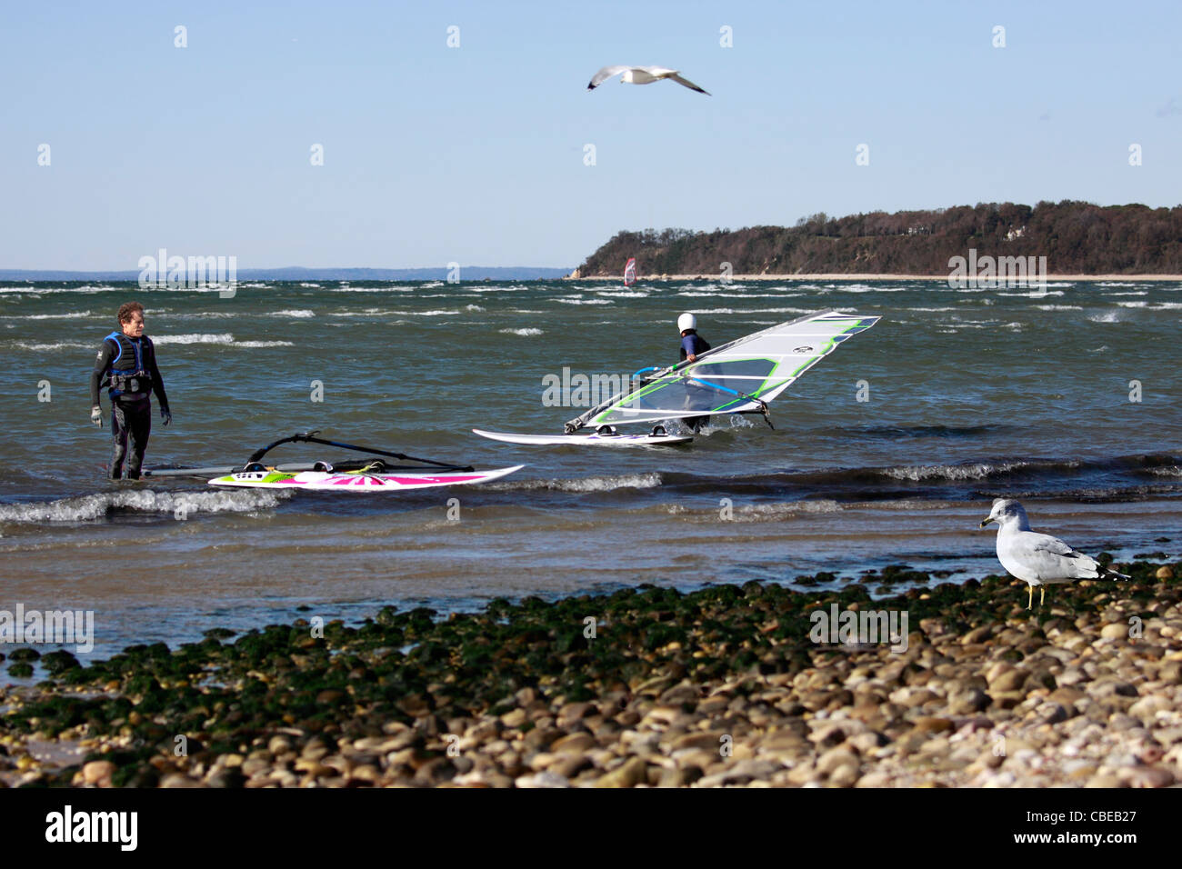 Wind surfer immettendo acqua a Prato Ovest sulla spiaggia di Long Island Sound Stony Brook, NY Foto Stock