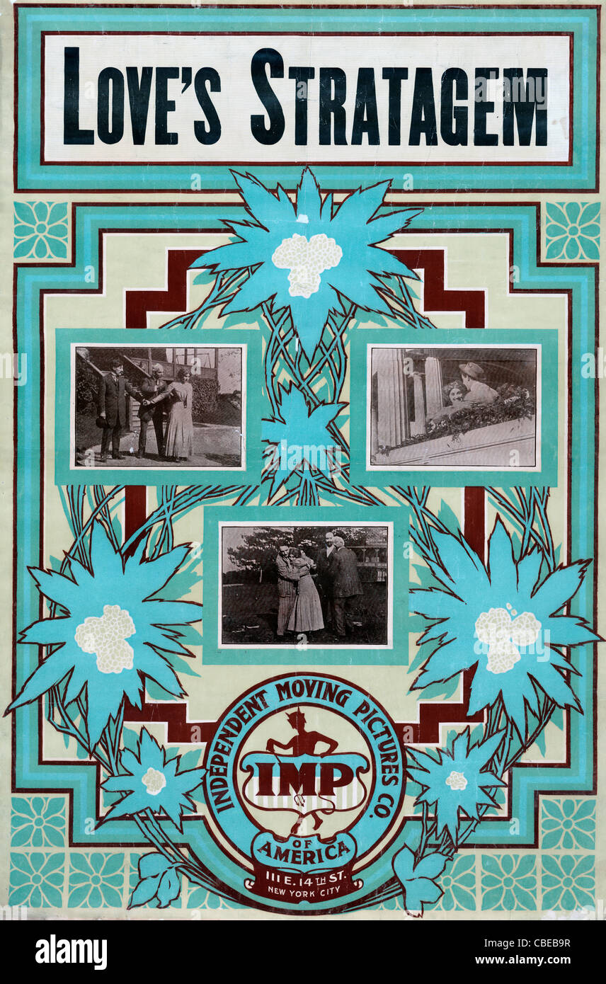 L'amore stratagemma - Motion Picture poster per 'l'amore stratagemma' che mostra tre scene dal film insieme contro un design in stile liberty. Foto Stock