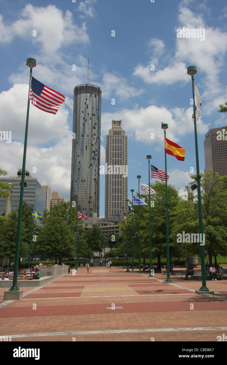 Nazionale Olimpica e linea flags plaza al Parco olimpico di Atlanta e il telaio due edifici ad alta Foto Stock