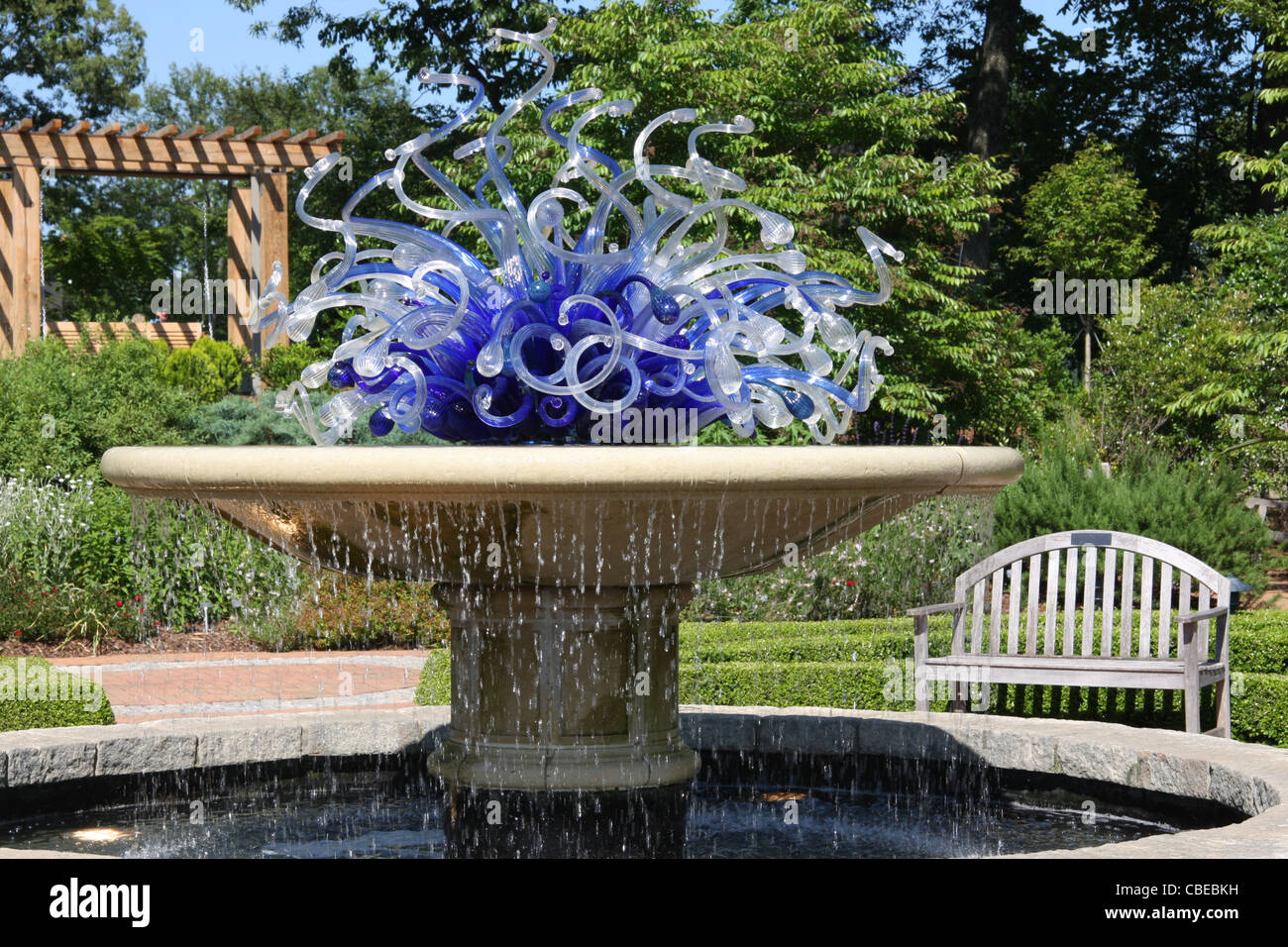 Dale Chihuly la soffiatura del vetro arte in Atlanta Giardino Botanico - blu floreale con tavola circolare fontana Foto Stock