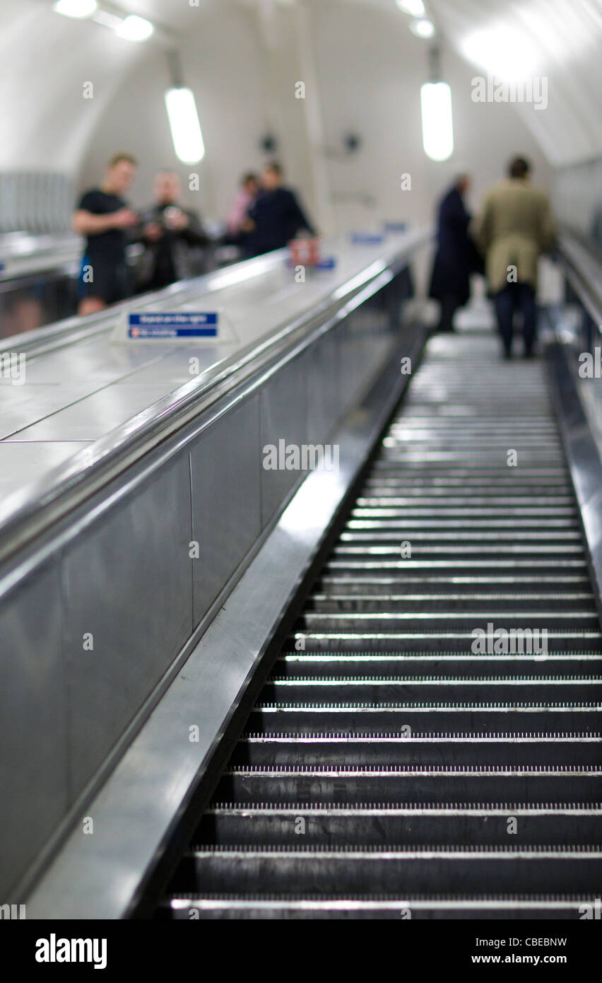 Scala mobile al terrapieno della stazione della metropolitana di Londra. Foto Stock