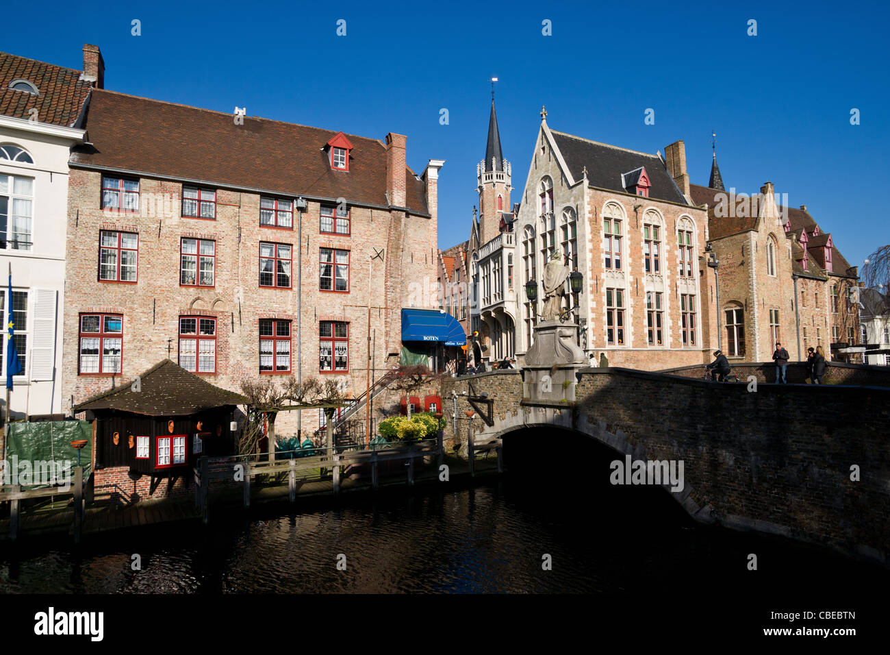 Le vecchie case e ponte Nepomucenos in Bruges Foto Stock