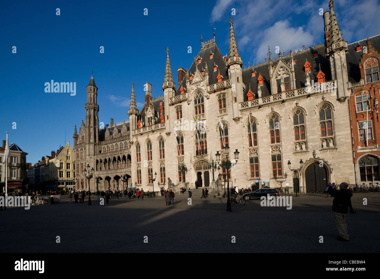 Corte Provinciale e ufficio postale nel Markt square a Bruges, Fiandre Occidentali, Belgio Foto Stock